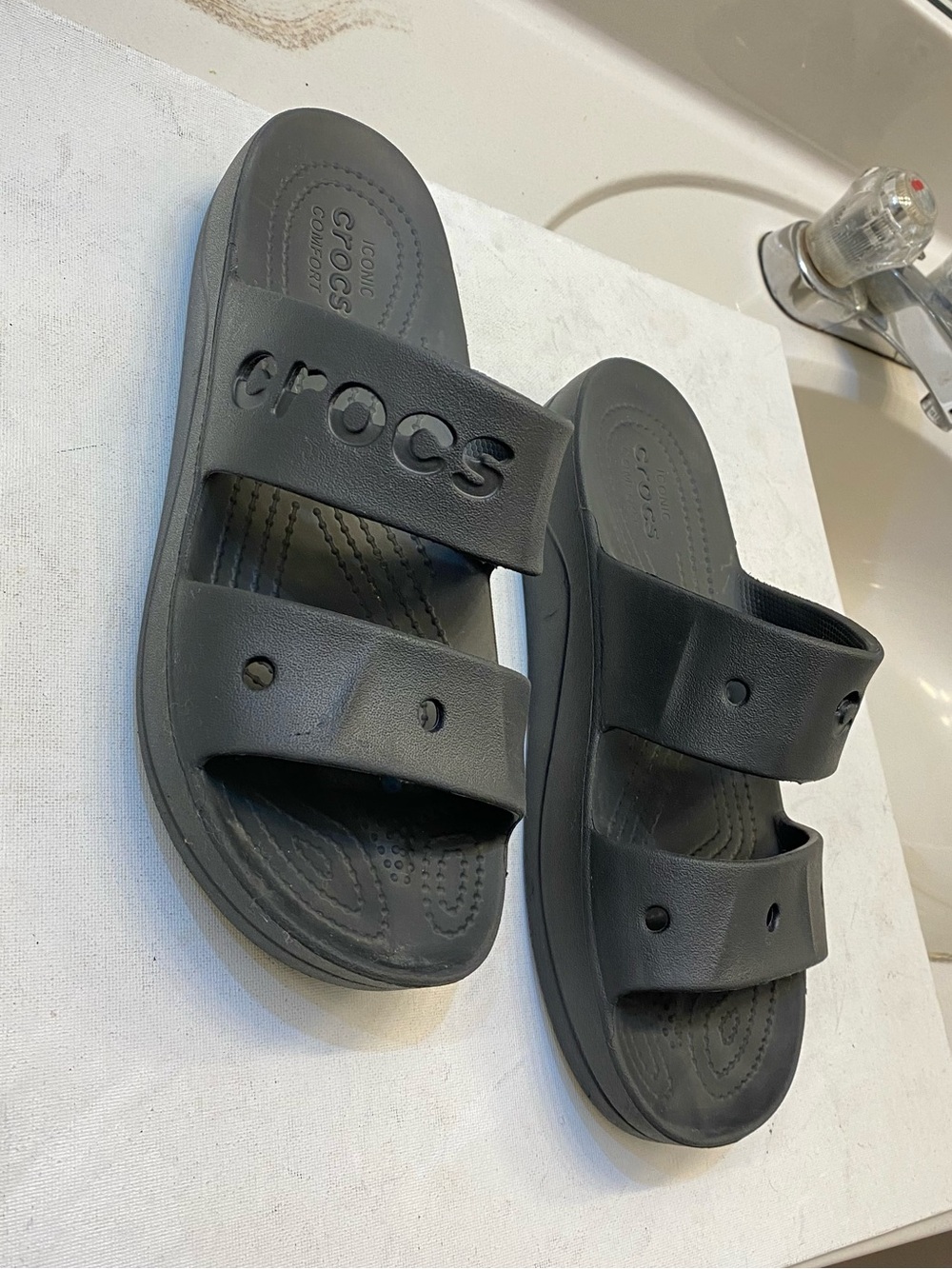 Crocs Baya platform sandal, Size 9W excellent condition and perfect bottom
